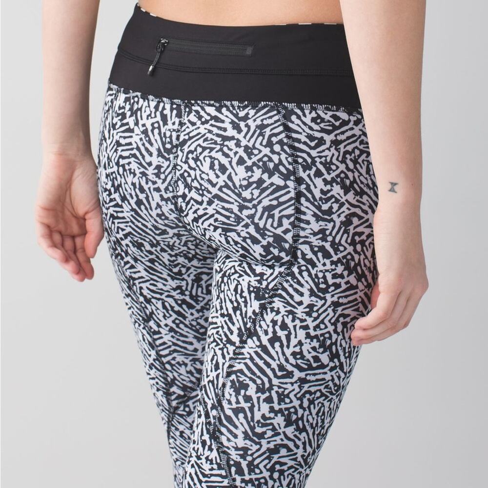 Lululemon black white cropped athletic casual leggings size 4 b61